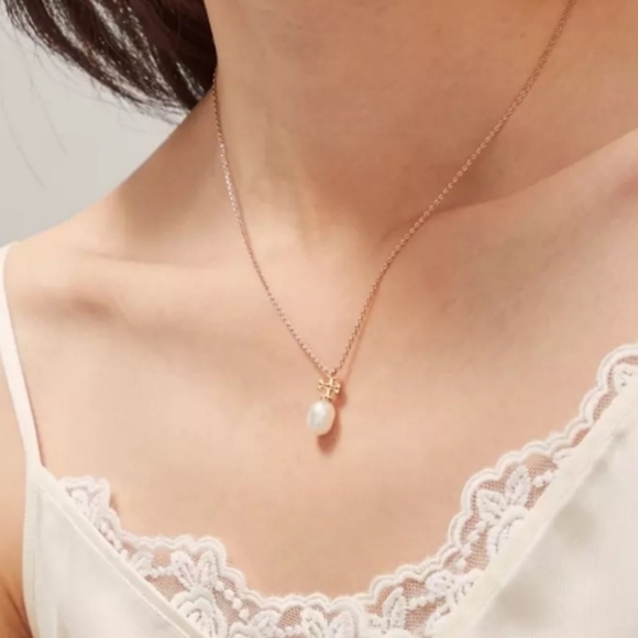 Tory Burch Jewelry - NWOT TORY BURCH Kira Pearl Pendant Necklace